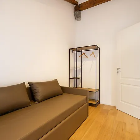 Via Ghiberti Stazione 50 * Triëst