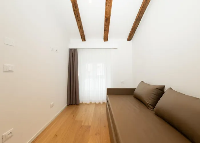 Via Ghiberti Stazione 50 *